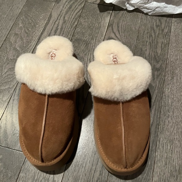 UGG womens slide
Disquette Suede & Shearling Platform Slippers1122550 chestnut - Picture 9 of 13